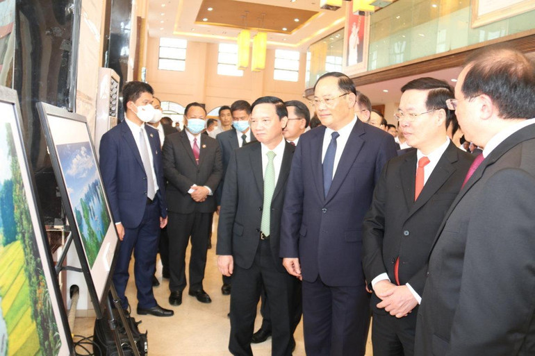 Đồng chí Võ Văn Thưởng và đồng chí Sonsay Siphandone cùng các đại biểu tham quan triển lãm “Vẻ đẹp Việt Nam”. (Ảnh: XUÂN SƠN)