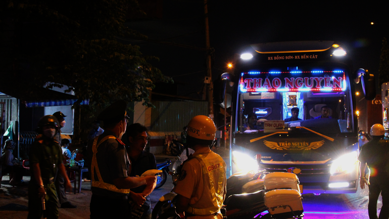 Đội Thanh tra giao thông số 5 phối hợp Công an phường Tam Bình kiểm tra xử phạt tài xế đón, trả khách tại chân Cầu vượt Bình Phước trên quốc lộ 1A, phường Tam Bình, thành phố Thủ Đức. Đội Thanh tra giao thông số 5 phối hợp Công an phường Tam Bình kiểm tra xử phạt tài xế đón, trả khách tại chân Cầu vượt Bình Phước trên quốc lộ 1A, phường Tam Bình, thành phố Thủ Đức.