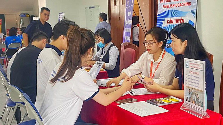 Phiên giao dịch việc làm cũng là cơ hội cho đơn vị tổ chức và các doanh nghiệp tuyển dụng nắm bắt rõ tâm tư, nguyện vọng việc làm của các bạn sinh viên.