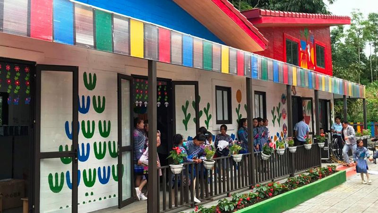 Ngôi trường này được xây dựng hoàn toàn bằng nhựa tái chế.