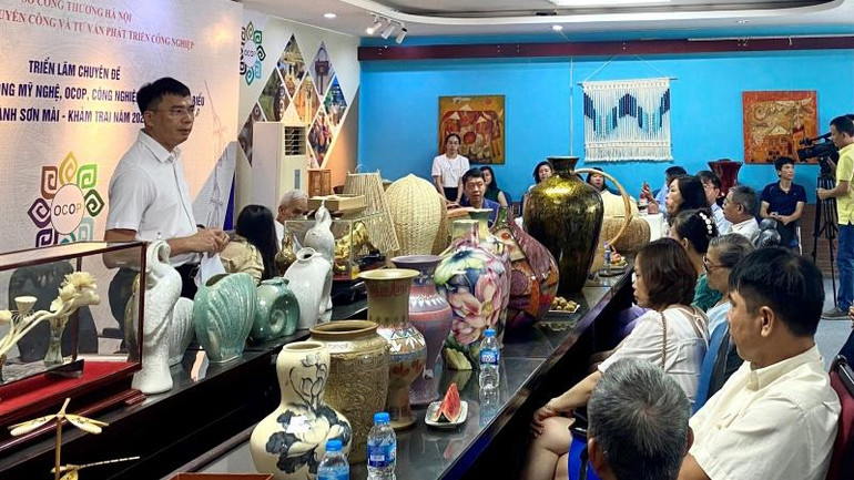 Các nghệ nhân, thợ giỏi trao đổi kinh nghiệm trong thiết kế, sản xuất sản phẩm thủ công mỹ nghệ.