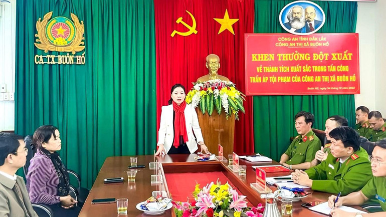 Bí thư Thị ủy Buôn Hồ Nguyễn Thị Thu Nguyệt yêu cầu cấp ủy, lãnh đạo Công an thị xã tiếp tục triển khai đồng bộ, quyết liệt các biện pháp công tác, quyết liệt đấu tranh với các loại tội phạm, bảo vệ tuyệt đối an ninh, an toàn cho nhân dân vui Xuân, đón Tết bình an.