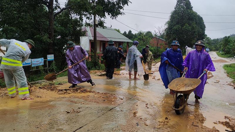 Các lực lượng chức năng ở huyện A Lưới dọn dẹp vệ sinh giúp dân sau lũ.