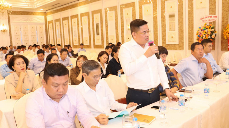 Doanh nghiệp nêu ý kiến tại hội nghị.