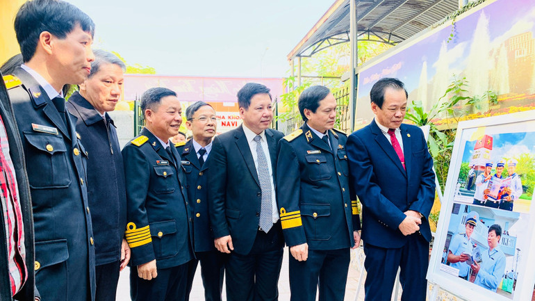 Giới thiệu các tác phẩm “Hướng về biển đảo quê hương - Trường Sa, Nhà giàn DKI”.