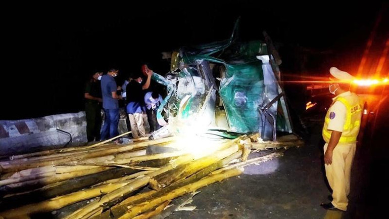 Lực lượng chức năng tổ chức cứu hộ, cứu nạn tại hiện trường.