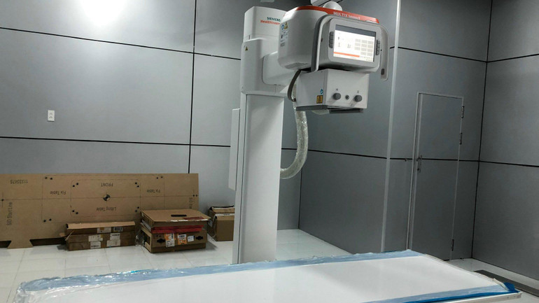 Máy chụp Xquang đời mới tại bệnh viện cũng bỏ phế. (Ảnh: TRỌNG DUY)