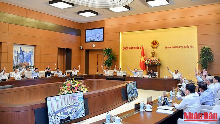 Ủy ban Thường vụ Quốc hội biểu quyết thông qua nội dung chương trình. (Ảnh: DUY LINH) Ủy ban Thường vụ Quốc hội biểu quyết thông qua nội dung chương trình. (Ảnh: DUY LINH)