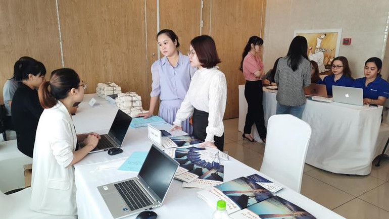 Các đại biểu tìm hiểu các giải pháp khai thác hiệu quả cơ sở dữ liệu để mở rộng kinh doanh, xuất khẩu.