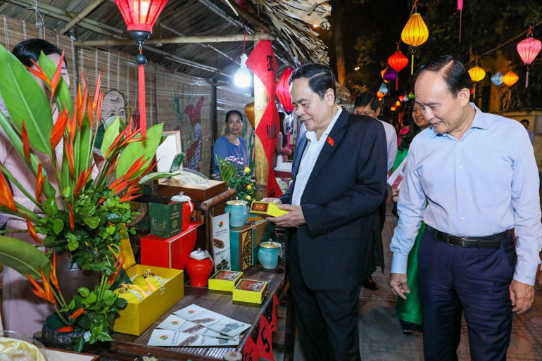 Phó Chủ tịch Thường trực Quốc hội Trần Thanh Mẫn tham quan các gian hàng tại Ngày hội Đại đoàn kết toàn dân tộc.