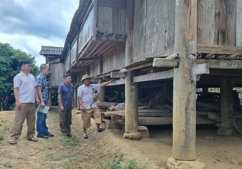 Ngôi nhà sàn của gia đình ông Lèo Văn Ắng, bản Giàn cũng gần bị ngập đến sàn nhà khi nước chỉ cách 1 gang tay. Ngôi nhà sàn của gia đình ông Lèo Văn Ắng, bản Giàn cũng gần bị ngập đến sàn nhà khi nước chỉ cách 1 gang tay.