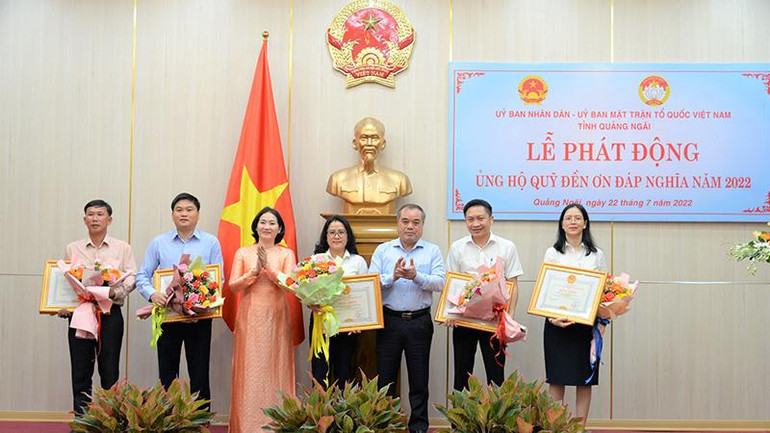 Lãnh đạo tỉnh Quảng Ngãi trao Bằng khen của Ủy ban nhân dân tỉnh cho các tập thể, cá nhân có thành tích tham gia ủng hộ Quỹ “Đền ơn đáp nghĩa” tỉnh Quảng Ngãi năm 2022. Lãnh đạo tỉnh Quảng Ngãi trao Bằng khen của Ủy ban nhân dân tỉnh cho các tập thể, cá nhân có thành tích tham gia ủng hộ Quỹ “Đền ơn đáp nghĩa” tỉnh Quảng Ngãi năm 2022.