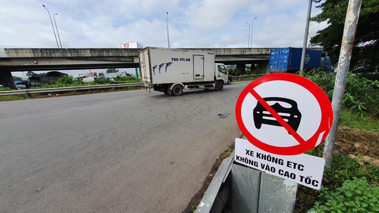 Bảng cấm xe không ETC không vào cao tốc.