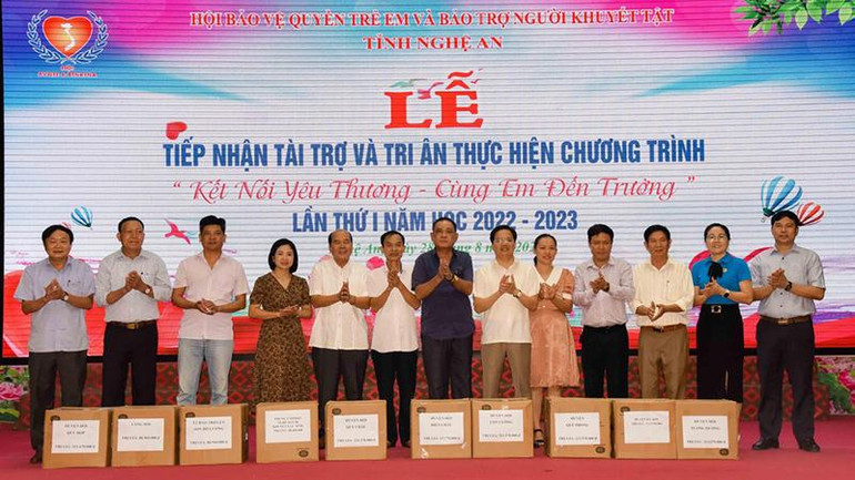 Ban tổ chức trao tặng thuốc chữa bệnh cho các cho địa phương. (Ảnh: Thu Hương)