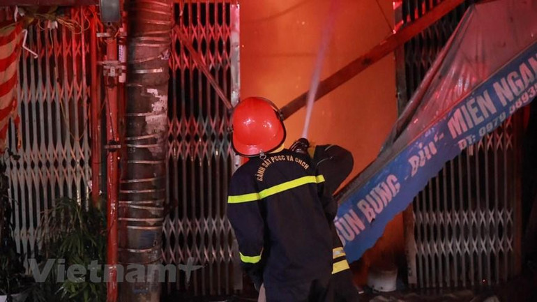 Theo lực lượng chức năng, nguyên nhân ban đầu có thể là do sự cố chập điện. Đến khoảng 20 giờ 35 phút, đám cháy cơ bản được khống chế. (Ảnh: Hoàng Đạt/Vietnam+)