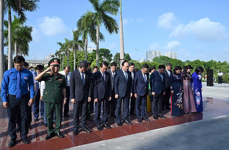 Lãnh đạo thành phố Hà Nội thành kính tưởng niệm các vị tiền bối cách mạng và các Anh hùng liệt sĩ.