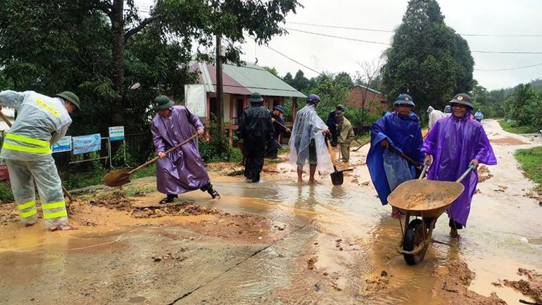 Các lực lượng chức năng ở A Lưới dọn dẹp vệ sinh giúp dân sau mưa lũ.