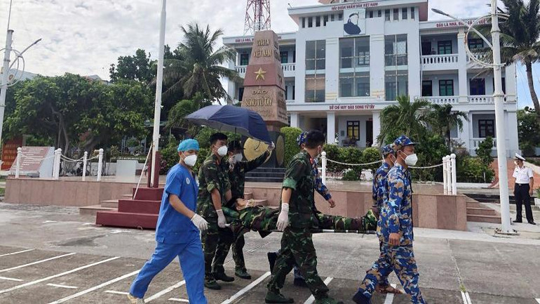 Đội ngũ y, bác sĩ, cán bộ, chiến sĩ đã khẩn trương đưa bệnh nhân từ đảo Song Tử Tây lên trực thăng để về đất liền.