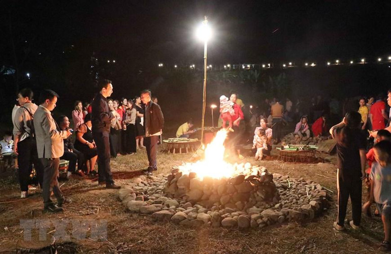 Không gian trải nghiệm văn hóa ẩm thực, giao lưu văn hóa, văn nghệ trên bãi đất rộng, bên cạnh suối Nậm Bai mang bản sắc văn hóa đồng bào Thái trắng. (Ảnh: Xuân Tiến/TTXVN)