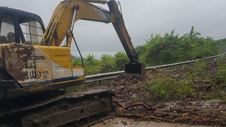 Lực lượng quản lý đường bộ dọn đất đá sạt lở kịp thông xe trên tuyến ĐT 643.