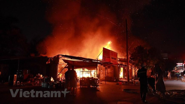 Ngay khi phát hiện đám cháy, người dân đã nhanh chóng dùng bình cứu hỏa mini nỗ lực dập lửa nhưng bất thành. (Ảnh: Hoàng Đạt/Vietnam+)