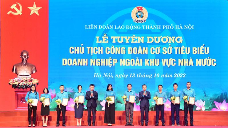 Ban Tổ chức trao Chứng nhận Chủ tịch Công đoàn cơ sở doanh nghiệp ngoài khu vực nhà nước tiêu biểu năm 2022.