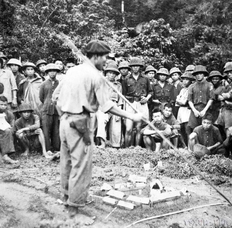 Các đơn vị tham gia chiến dịch nghiên cứu các vị trí đánh địch trên sa bàn trước khi vào chiến dịch. Chiến dịch Tây Bắc là một quyết định đúng đắn, phù hợp với thế, lực và sự phát triển của ta trong giai đoạn giữ vững và phát huy thế chủ động chiến lược. (Ảnh: TTXVN)