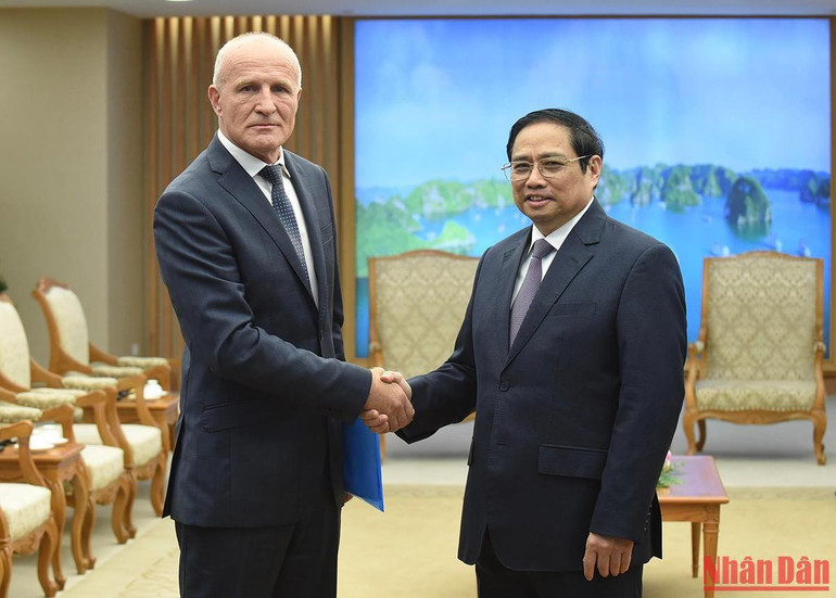 Thủ tướng Phạm Minh Chính đón Giám đốc Viện Nghiên cứu khoa học dược liệu và tinh dầu Liên bang Nga, Viện sĩ Viện Hàn lâm khoa học Liên bang Nga Sidelnikov Nikolai Ivanovich.