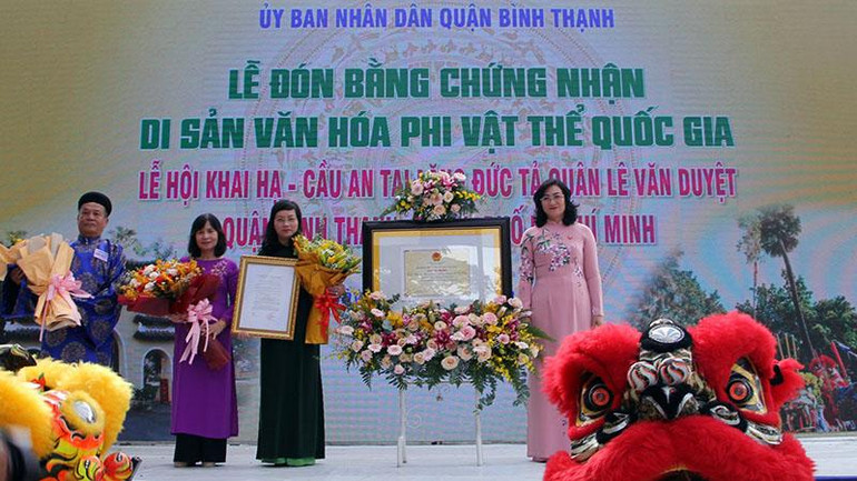 Lãnh đạo Thành phố Hồ Chí Minh trao bằng chứng nhận di sản văn hóa phi vật thể Quốc gia “Lễ hội Khai Hạ-Cầu An” cho đại diện quận Bình Thạnh.