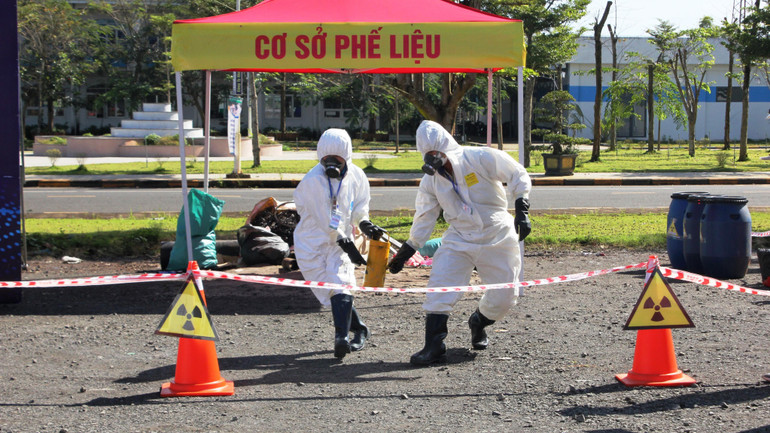 Huy động lực lượng xử lý sự cố tại hiện trường.