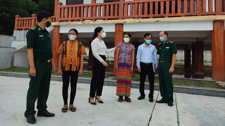 Lãnh đạo Bộ đội Biên phòng Hà Tĩnh và huyện Hương Khê trao đổi với các Đảng viên trẻ người Chứt (Hương Liên, Hương Khê, Hà Tĩnh).