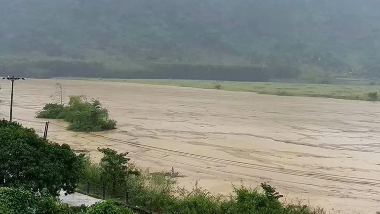 “Rốn lũ” Tân Hóa, huyện Minh Hóa nước đang lên nhanh, nhiều khu dân cư bị cô lập.