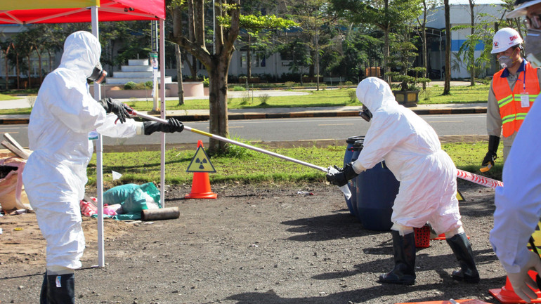 Tìm kiếm và xác định tình trạng của nguồn phóng xạ.