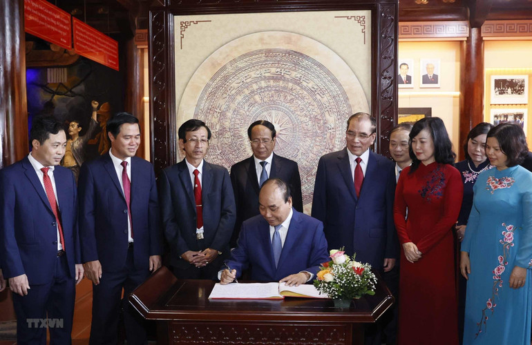 Chủ tịch nước Nguyễn Xuân Phúc ghi lưu bút tại Khu lưu niệm Tổng Bí thư Nguyễn Văn Cừ. (Ảnh: TTXVN)