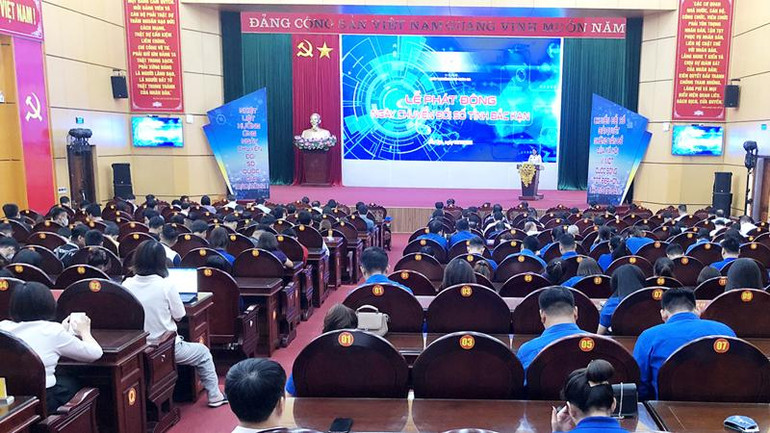 Quang cảnh lễ phát động. Quang cảnh lễ phát động.