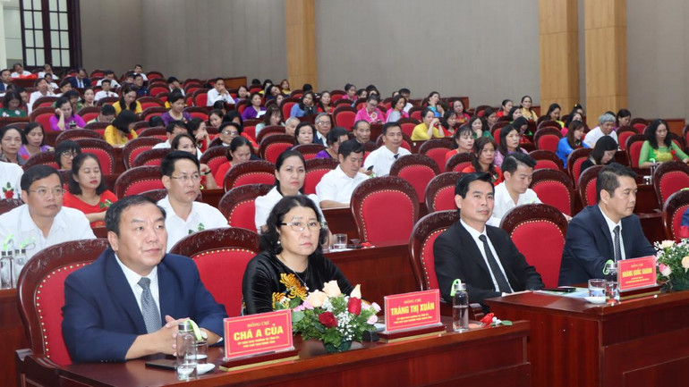 Các đại biểu dự Lễ kỷ niệm 40 năm Ngày nhà giáo Việt Nam.