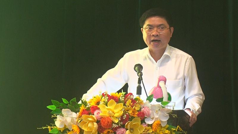 Chủ tịch Ủy ban nhân dân tỉnh Trương Quốc Huy phát biểu kết luận hội nghị. Chủ tịch Ủy ban nhân dân tỉnh Trương Quốc Huy phát biểu kết luận hội nghị.