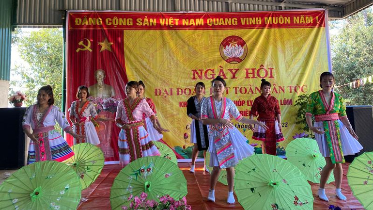 Nhân dân bản Chóp Ly chung vui ngày hội.