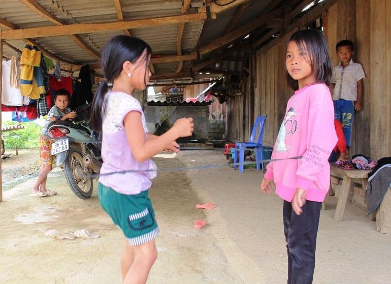 Trẻ em đồng bào dân tộc H’Mông vui chơi tại nơi tái định cư.