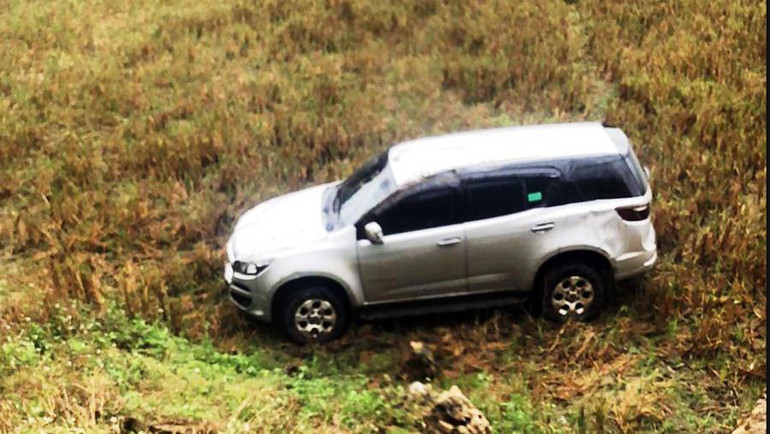 Xe ô-tô con do tránh người bị nạn đã rơi xuống ruộng và bị hư hỏng.