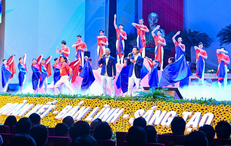 Các tiết mục trình diễn tại chương trình nghệ thuật vừa mang tinh thần của thời đại hôm nay vừa tôn vinh các giá trị truyền thống.