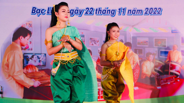 Tiết mục múa dân gian của đồng bào Khmer Nam Bộ. Tiết mục múa dân gian của đồng bào Khmer Nam Bộ.