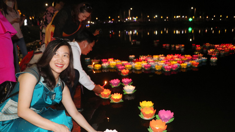Thả lồng đèn nước đêm hội Ok Om Bok tại khu vực Ao Bà Om.