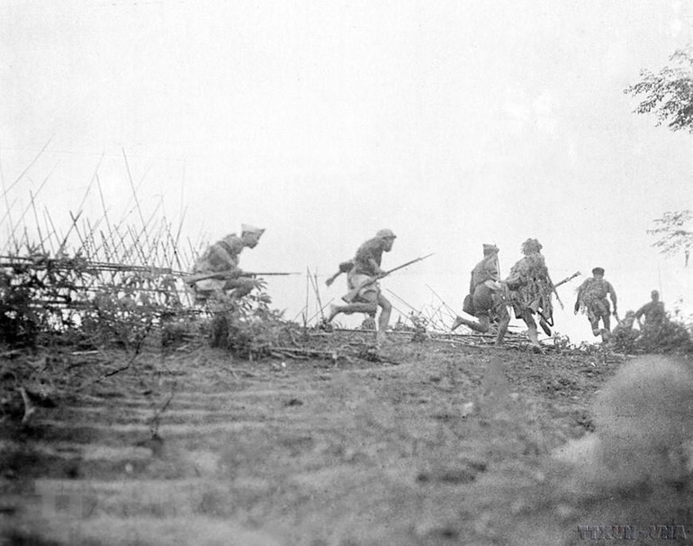 Trong Chiến dịch Tây Bắc, bộ đội được động viên, khích lệ kịp thời, luôn nêu cao tinh thần khắc phục khó khăn, gian khổ, giữ vững bản lĩnh chiến đấu và quyết tâm hoàn thành nhiệm vụ được giao. Trong ảnh: Một trong những vị trí của địch bị quân ta tấn công tiêu diệt trong chiến dịch Tây Bắc 1952. (Ảnh: TTXVN)