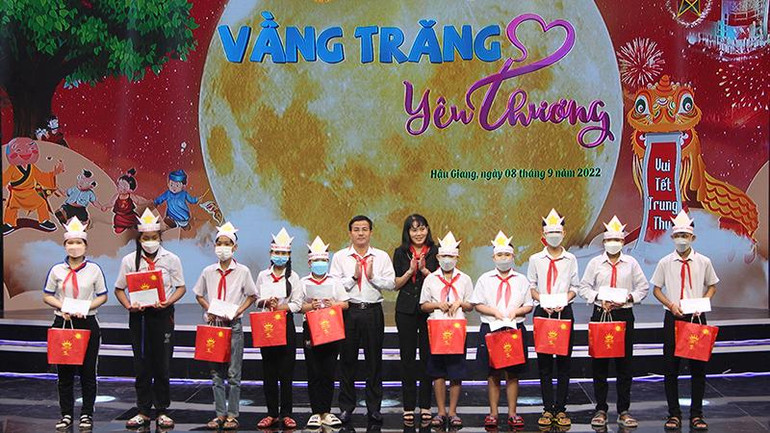 Tặng quà cho các em thiếu niên, nhi đồng.