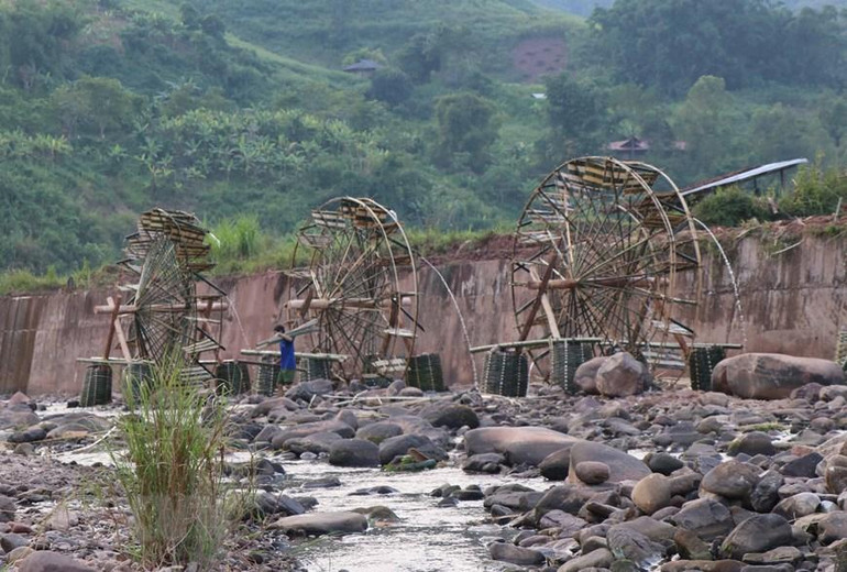 Những cọn nước bên suối Nậm Bai chảy quanh bản Nà Sự. (Ảnh: Xuân Tiến/TTXVN)