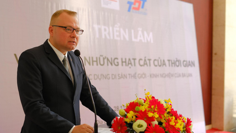 Ông Piotr Harasimowic, Đại diện Đại sứ quán Cộng hòa Ba Lan tại Việt Nam phát biểu tại buổi khai mạc triển lãm.