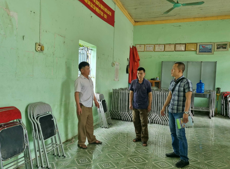 Nhà văn hóa bản Giàn cũng bị ngập nước tràn vào phía trong với mực nước cao hơn 1m. Nhà văn hóa bản Giàn cũng bị ngập nước tràn vào phía trong với mực nước cao hơn 1m.