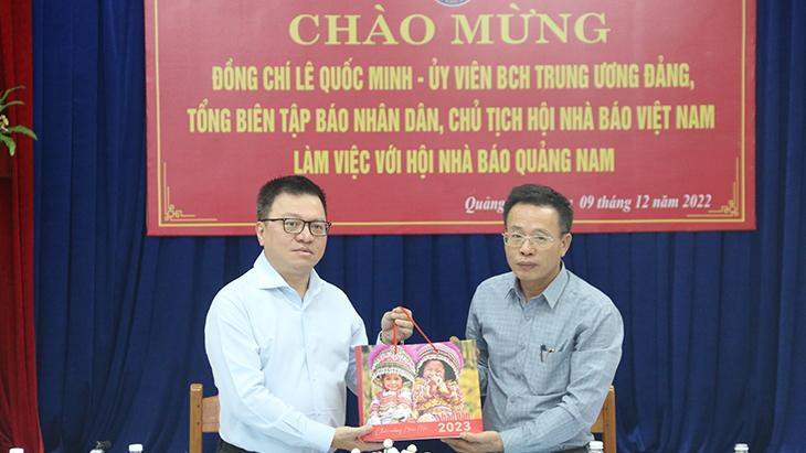Đồng chí Lê Quốc Minh trao quà tặng Hội Nhà báo tỉnh Quảng Nam.