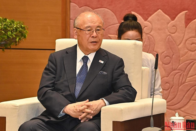 Cố vấn đặc biệt Liên minh Nghị sĩ hữu nghị Nhật Bản-Việt Nam Takebe Tsutomu phát biểu tại buổi tiếp. Cố vấn đặc biệt Liên minh Nghị sĩ hữu nghị Nhật Bản-Việt Nam Takebe Tsutomu phát biểu tại buổi tiếp.